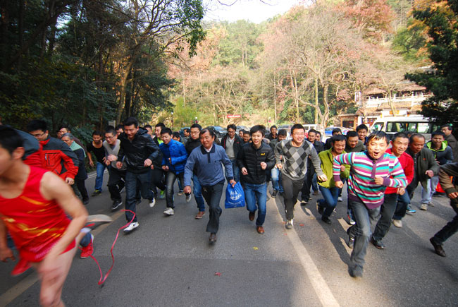 集團(tuán)公司在岳麓山上舉行冬季登山比賽