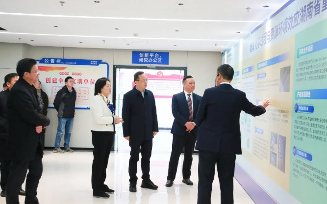 談文勝、張皓為地球化學(xué)過程與資源環(huán)境效應(yīng)湖南省重點實驗室揭牌